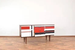 Buffet en noyer des années 1960 avec motif peint à la main.