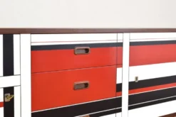 Buffet en noyer des années 1960 avec motif peint à la main.