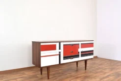 Buffet en noyer des années 1960 avec motif peint à la main.