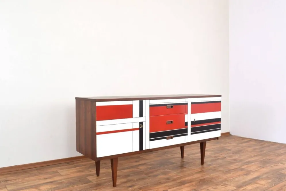 Buffet en noyer des années 1960 avec motif peint à la main.