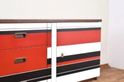 Buffet en noyer des années 1960 avec motif peint à la main.