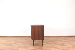 Buffet en noyer des années 1960 avec motif peint à la main.