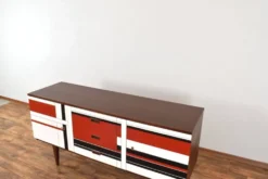 Buffet en noyer des années 1960 avec motif peint à la main.