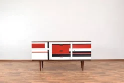 Buffet en noyer des années 1960 avec motif peint à la main.