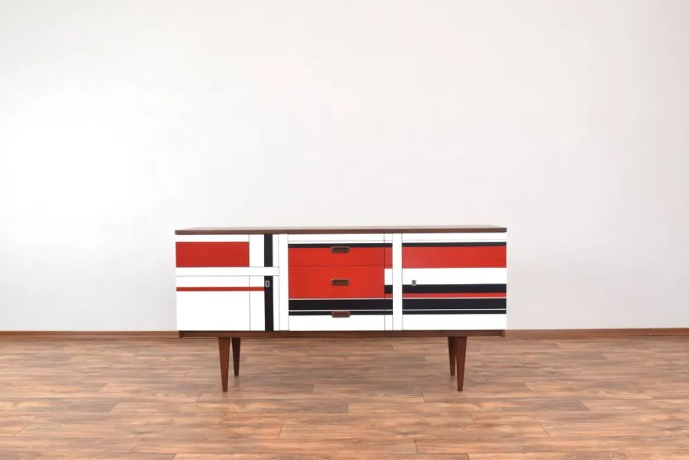 Buffet en noyer des années 1960 avec motif peint à la main.