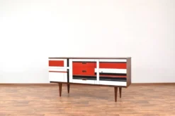 Buffet en noyer des années 1960 avec motif peint à la main.