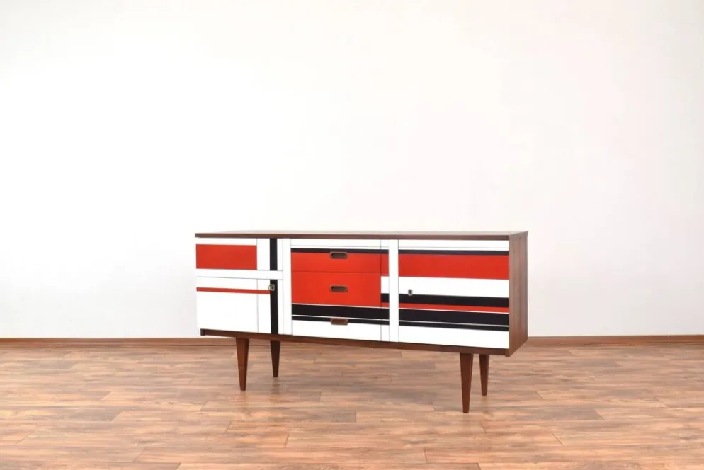 Buffet en noyer des années 1960 avec motif peint à la main.
