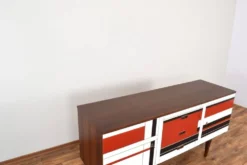 Buffet en noyer des années 1960 avec motif peint à la main.