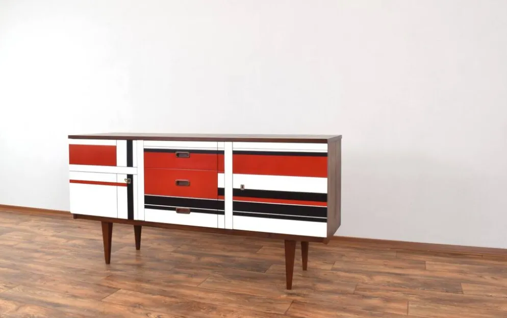 Buffet en noyer des années 1960 avec motif peint à la main.
