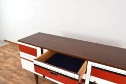 Buffet en noyer des années 1960 avec motif peint à la main.