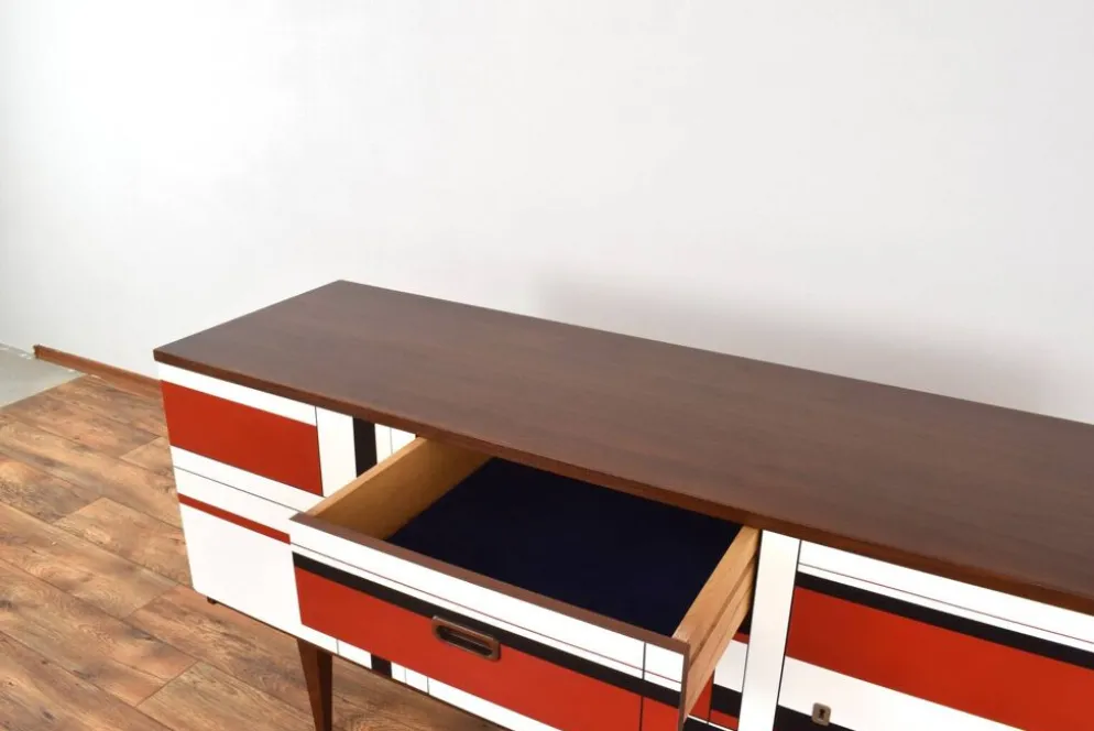 Buffet en noyer des années 1960 avec motif peint à la main.