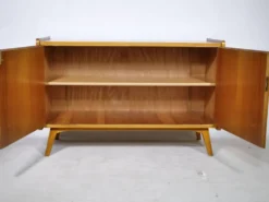 Buffet en noyer des années 1960, style milieu de siècle
