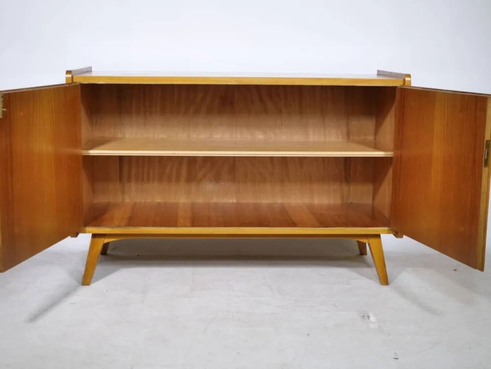 Buffet en noyer des années 1960, style milieu de siècle