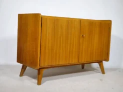 Buffet en noyer des années 1960, style milieu de siècle