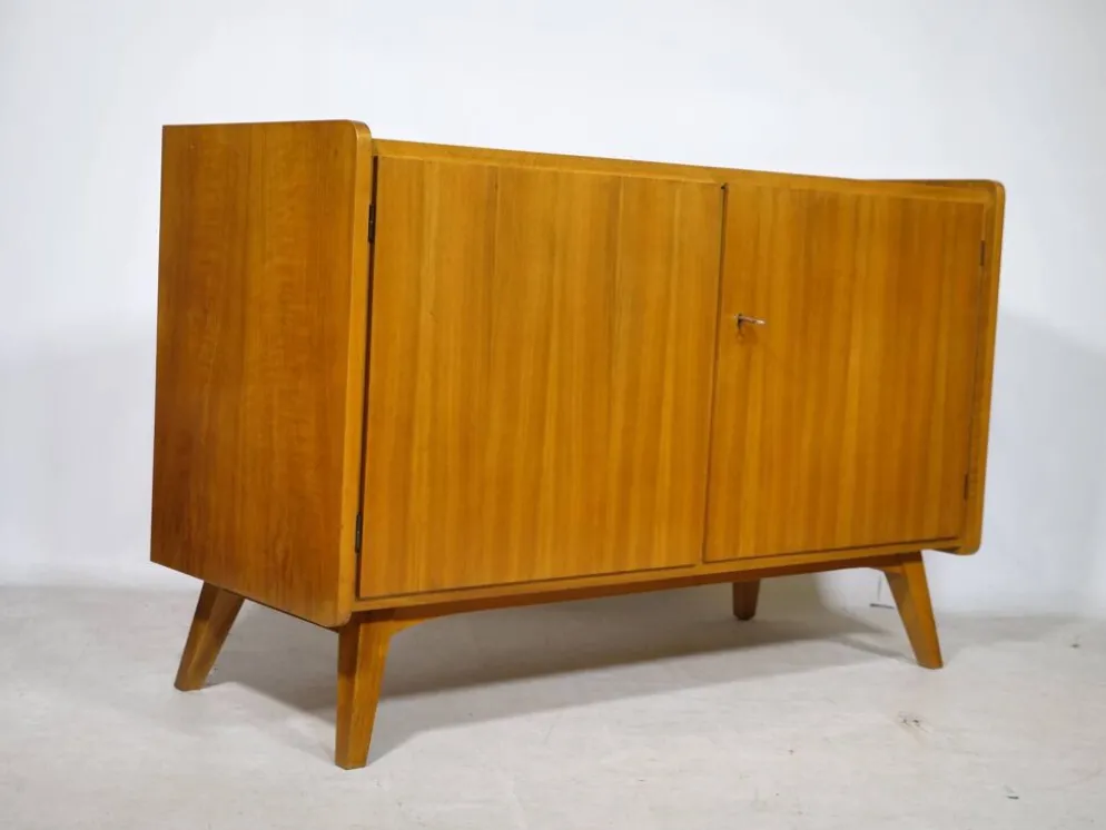 Buffet en noyer des années 1960, style milieu de siècle