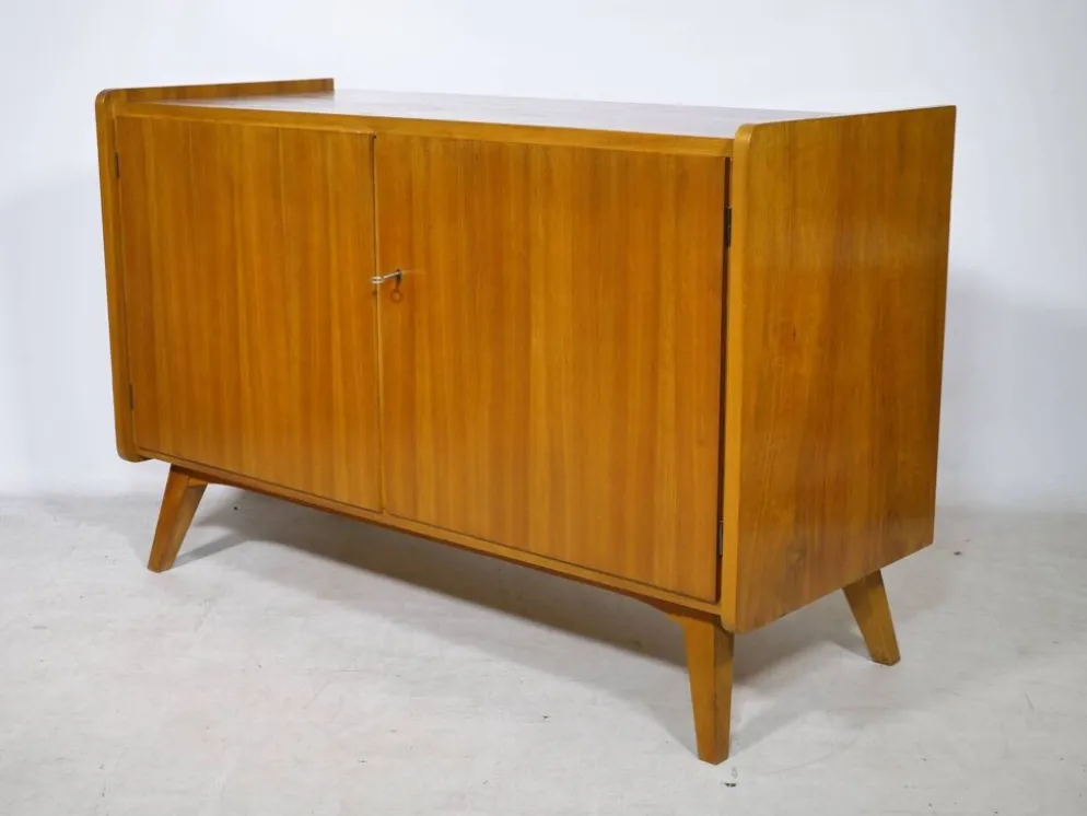 Buffet en noyer des années 1960, style milieu de siècle