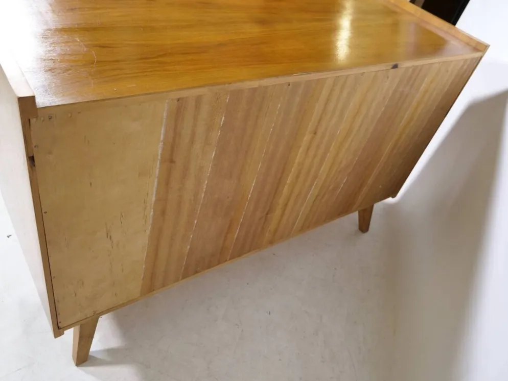 Buffet en noyer des années 1960, style milieu de siècle
