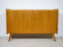 Buffet en noyer des années 1960, style milieu de siècle