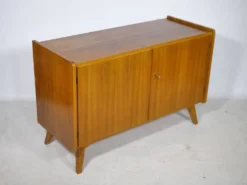 Buffet en noyer des années 1960, style milieu de siècle