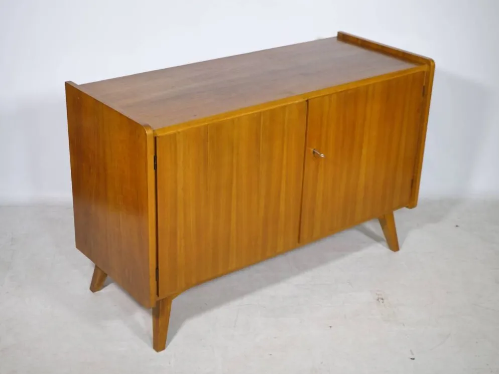 Buffet en noyer des années 1960, style milieu de siècle