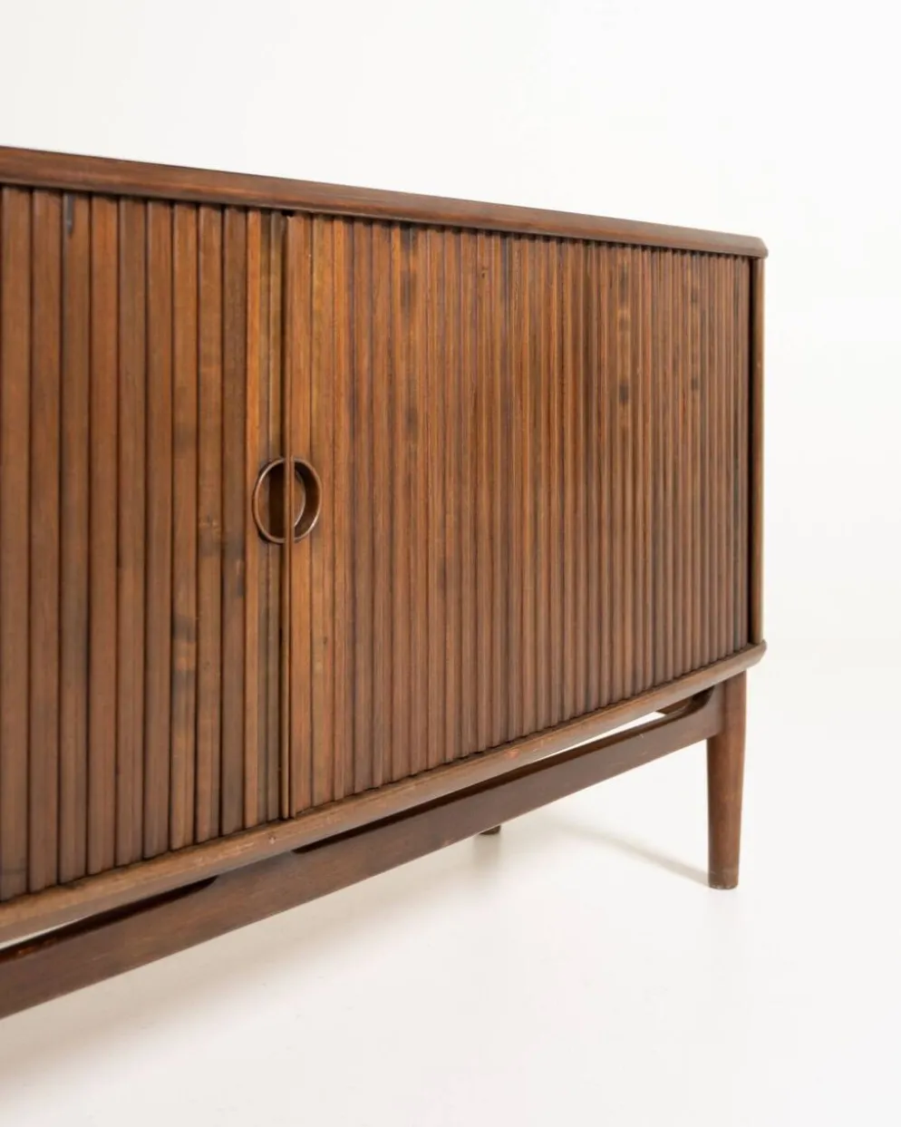 Buffet en noyer par Kurt Olsen pour Andersen & Bohm, Danemark, années 1950.