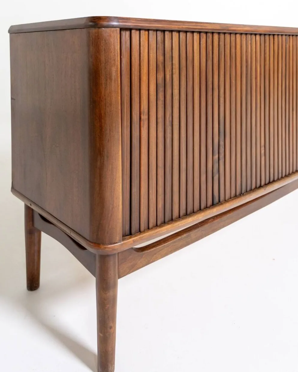 Buffet en noyer par Kurt Olsen pour Andersen & Bohm, Danemark, années 1950.
