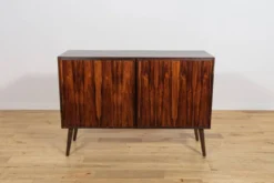 Buffet en palissandre du milieu du siècle par Oman Jun, Danemark, années 1960.
