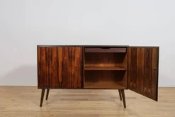 Buffet en palissandre du milieu du siècle par Oman Jun, Danemark, années 1960.