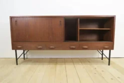 Buffet en teck avec portes coulissantes et tiroirs, années 1960