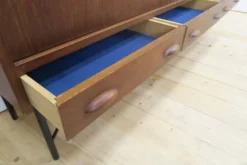 Buffet en teck avec portes coulissantes et tiroirs, années 1960