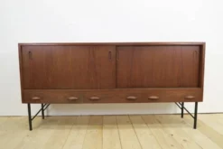 Buffet en teck avec portes coulissantes et tiroirs, années 1960