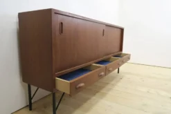 Buffet en teck avec portes coulissantes et tiroirs, années 1960