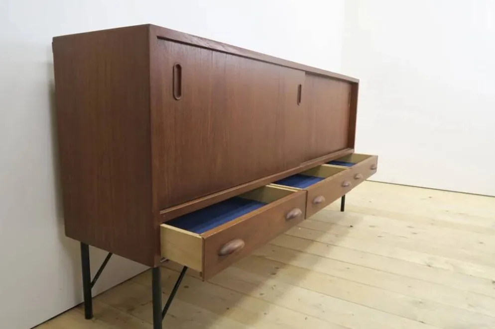 Buffet en teck avec portes coulissantes et tiroirs, années 1960
