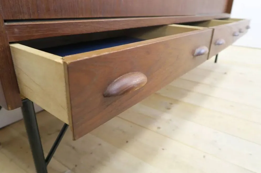 Buffet en teck avec portes coulissantes et tiroirs, années 1960
