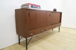 Buffet en teck avec portes coulissantes et tiroirs, années 1960
