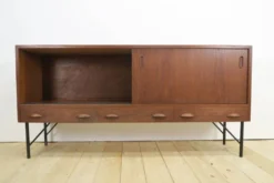 Buffet en teck avec portes coulissantes et tiroirs, années 1960