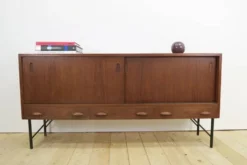 Buffet en teck avec portes coulissantes et tiroirs, années 1960