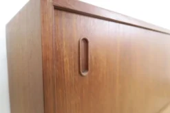 Buffet en teck avec portes coulissantes et tiroirs, années 1960
