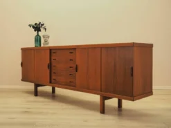 Buffet en teck avec portes coulissantes, Danemark, années 1960.