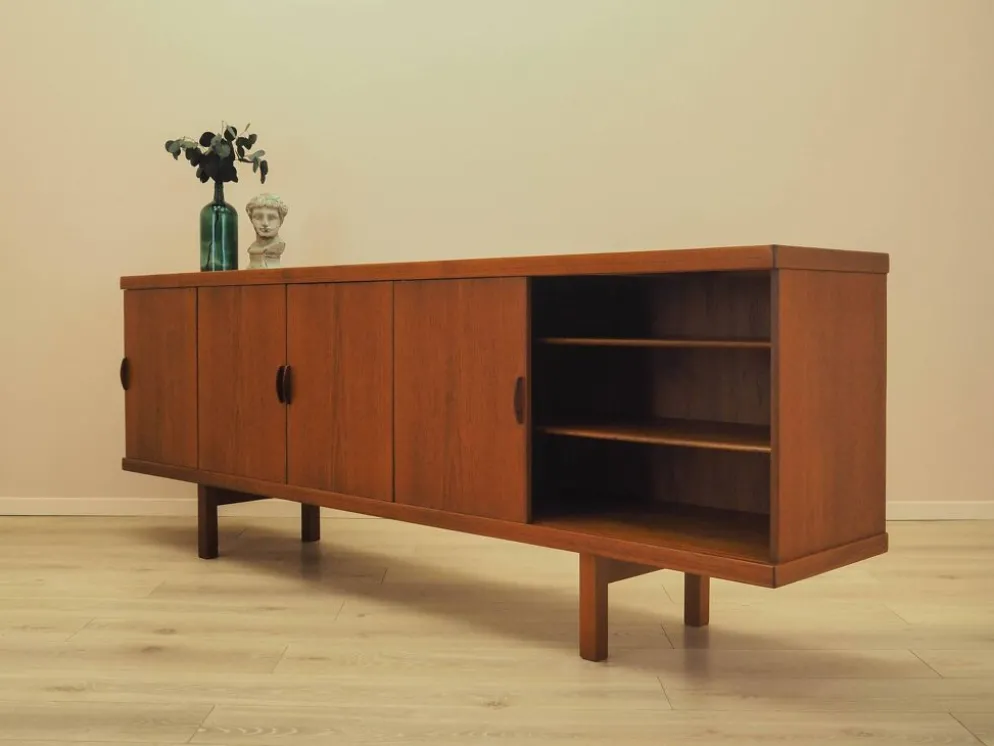 Buffet en teck avec portes coulissantes, Danemark, années 1960.