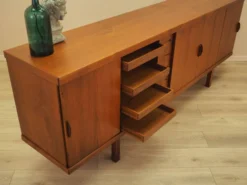 Buffet en teck avec portes coulissantes, Danemark, années 1960.
