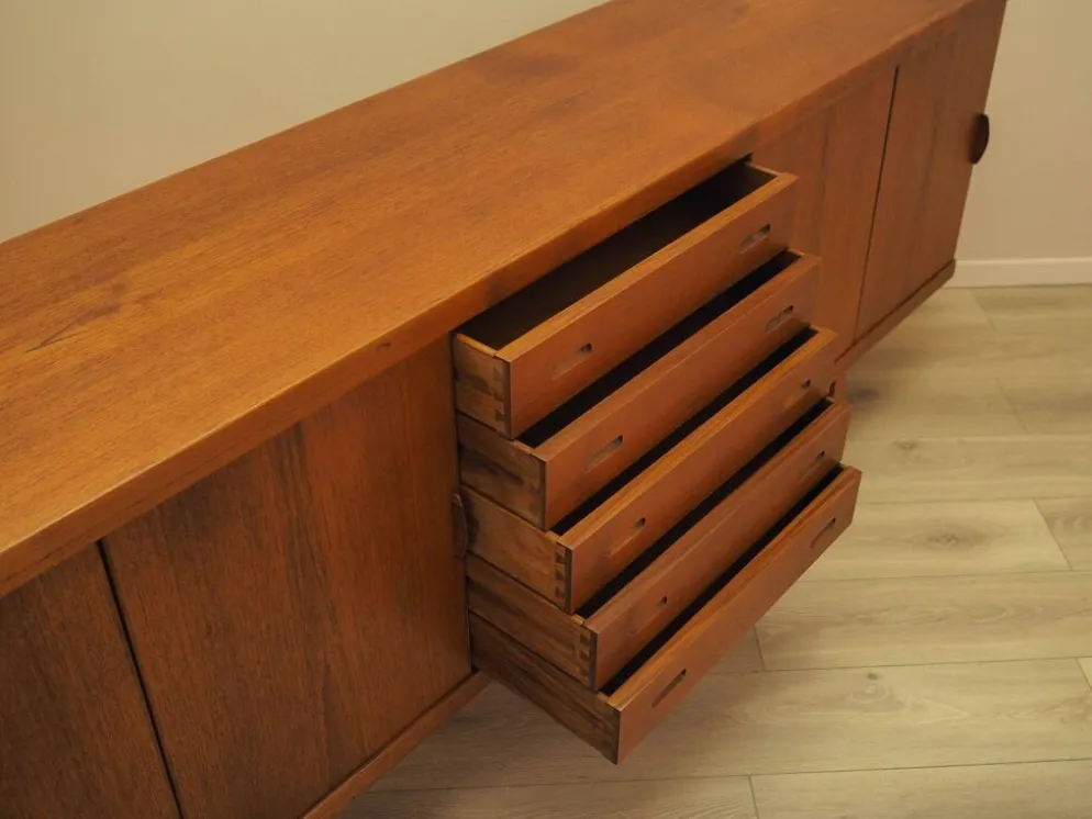 Buffet en teck avec portes coulissantes, Danemark, années 1960.
