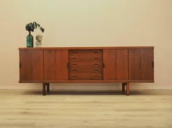 Buffet en teck avec portes coulissantes, Danemark, années 1960.