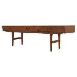 Buffet en teck danois des années 1970 – trois tiroirs, style mid-century modern