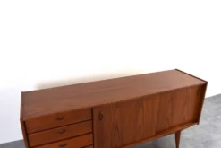 Buffet en teck danois des années 1960.