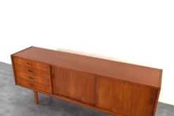 Buffet en teck danois des années 1960.