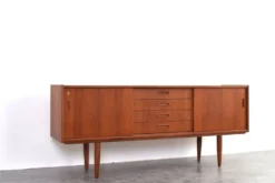 Buffet en teck danois des années 1960.