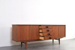 Buffet en teck danois des années 1960.
