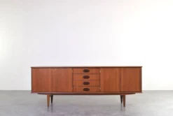 Buffet en teck danois des années 1960.