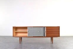 Buffet en teck danois peint à la main en op-art des années 1960.
